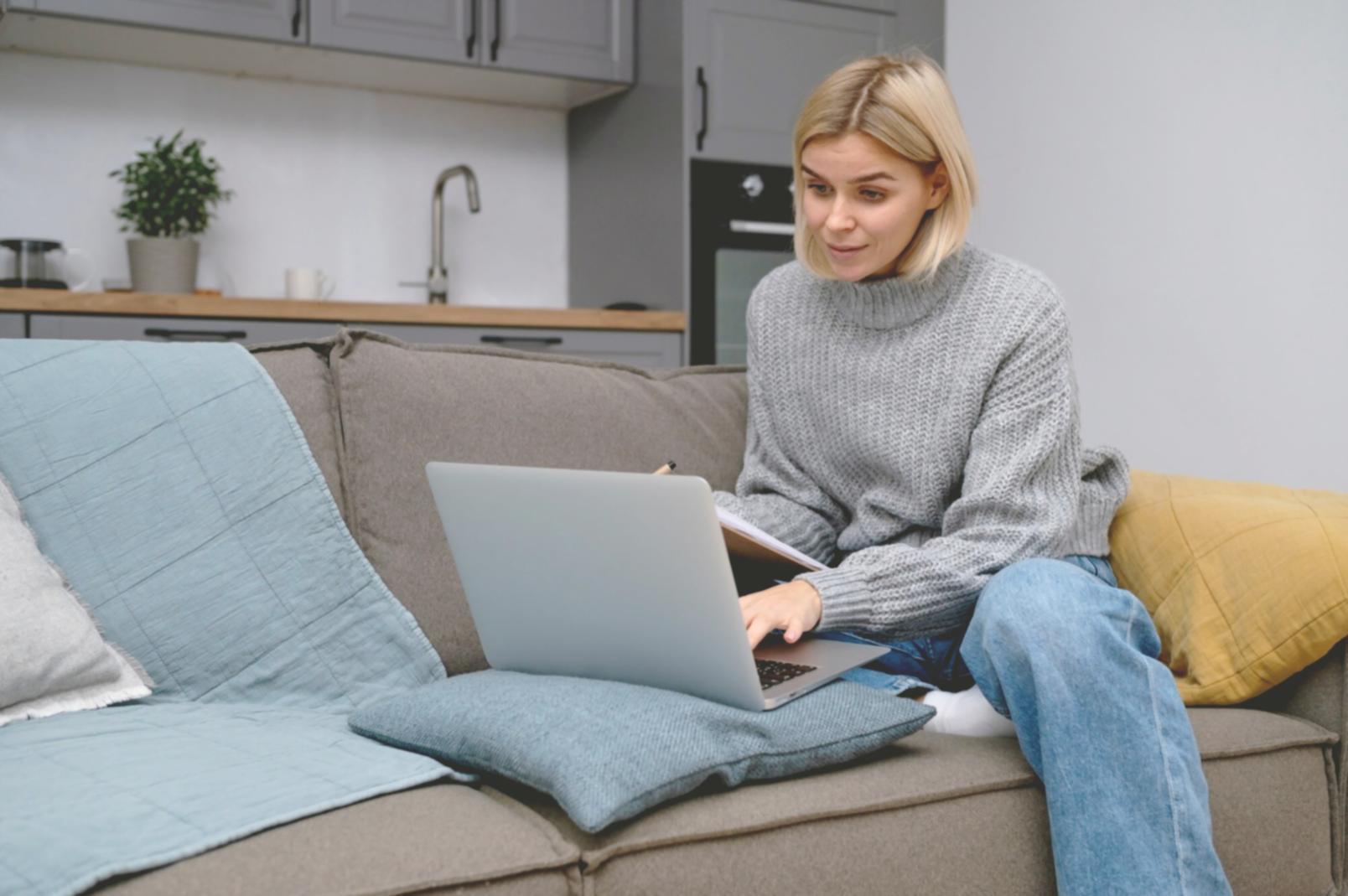 Unser Arbeitsbereich bei seranqolusty - ein modernes, offenes Büro, das Zusammenarbeit und Innovation fördert