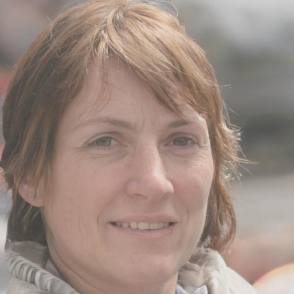 Porträt von Sarah Miller, unserer leitenden Finanzberaterin bei seranqolusty